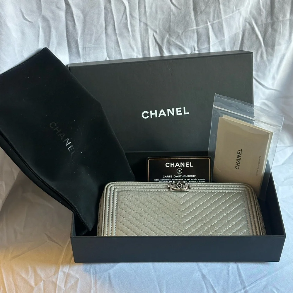 💯 Authentic Chanel Silver Chevron Quilted Zip Around Boy Wallet - Picture 4 of 16